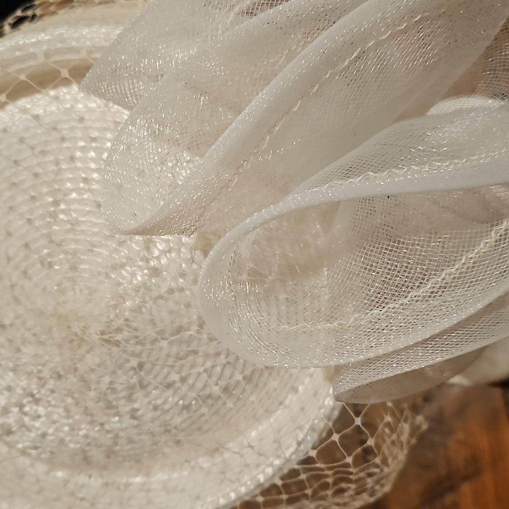 BEAUTIFUL VINTAGE CAPRICE HAT WITH BOW AND VEIL AND A STICK PIN. - Picture 4 of 10